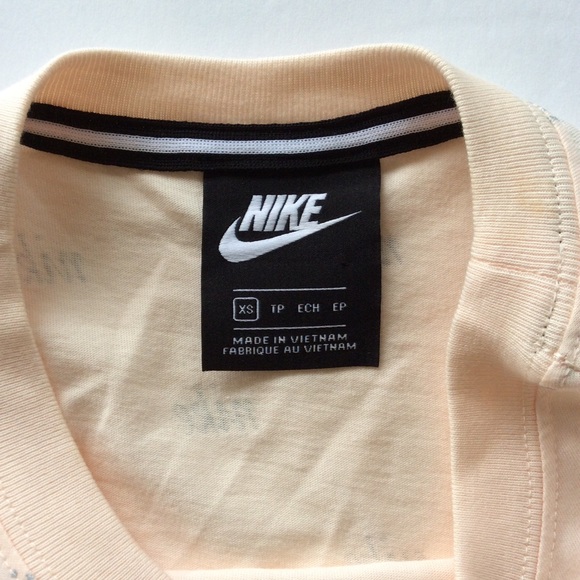 NIKE METALLIC LOGO PRINT T SHIRT SIZE XS NWT - Picture 4 of 9